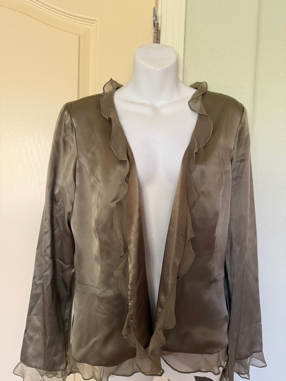 Elegant silk blouse with ruffeled trim. - Picture 5 of 9